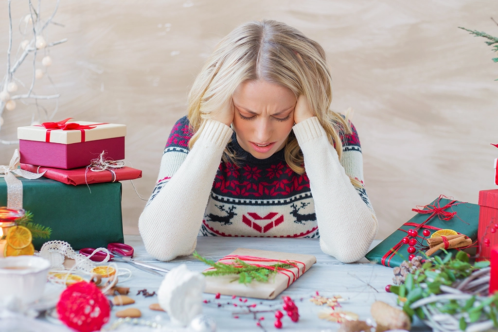 How to Practice Self-Care-portada There’s nothing worse than stressing about things you cannot change or even those you can’t but simply cannot find the time for. Every year, millions of people around the world celebrate holidays, and every year, they say it’s one of the most stressful times of the year. It’s also supposed to be the most joyful and happy. Lean into that and tap into those feelings.